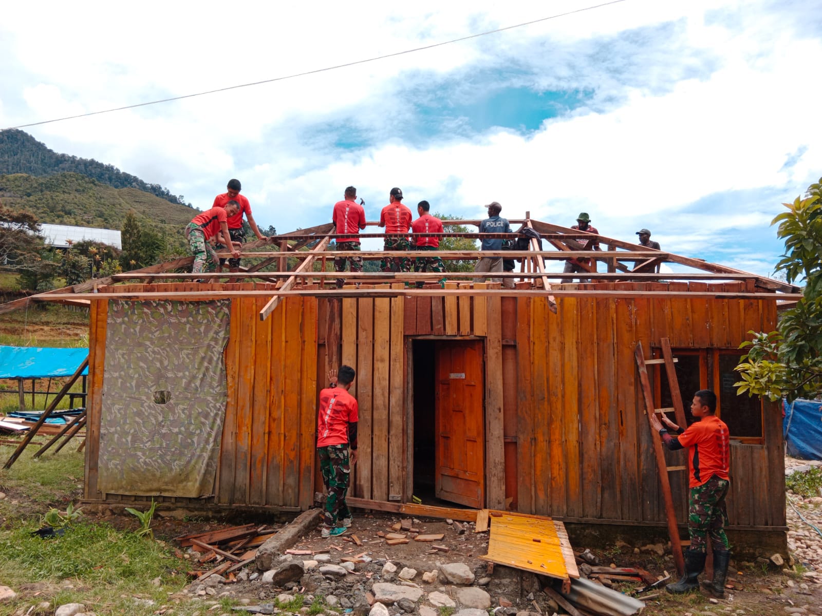Peduli Pembangunan, Satgas Pamrahwan 721 Bangun Rumah Untuk Warga