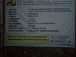Pengerjaan Proyek Pelebaran Jalan Payung Air Bara Yang Dimana Alat Material Tidak Tersusun Rapi Berserakan Dapat Menimbulkan Kecelakaan
