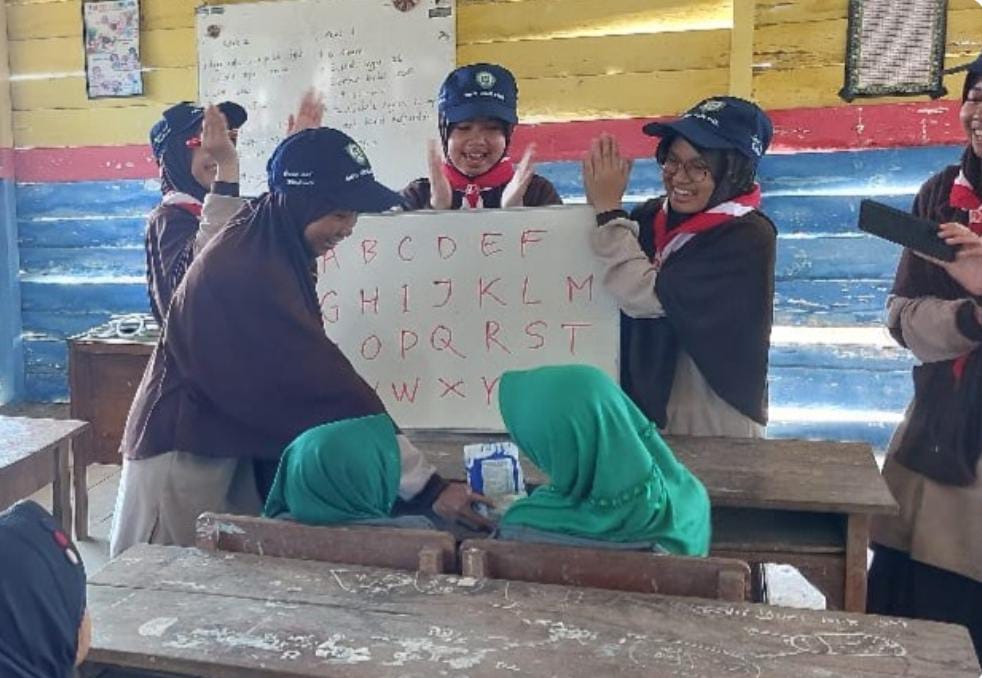 Siswa SMPIT Insan Kamil Lakukan Bakti Karya di Dusun Kalialo Kupang Jabon