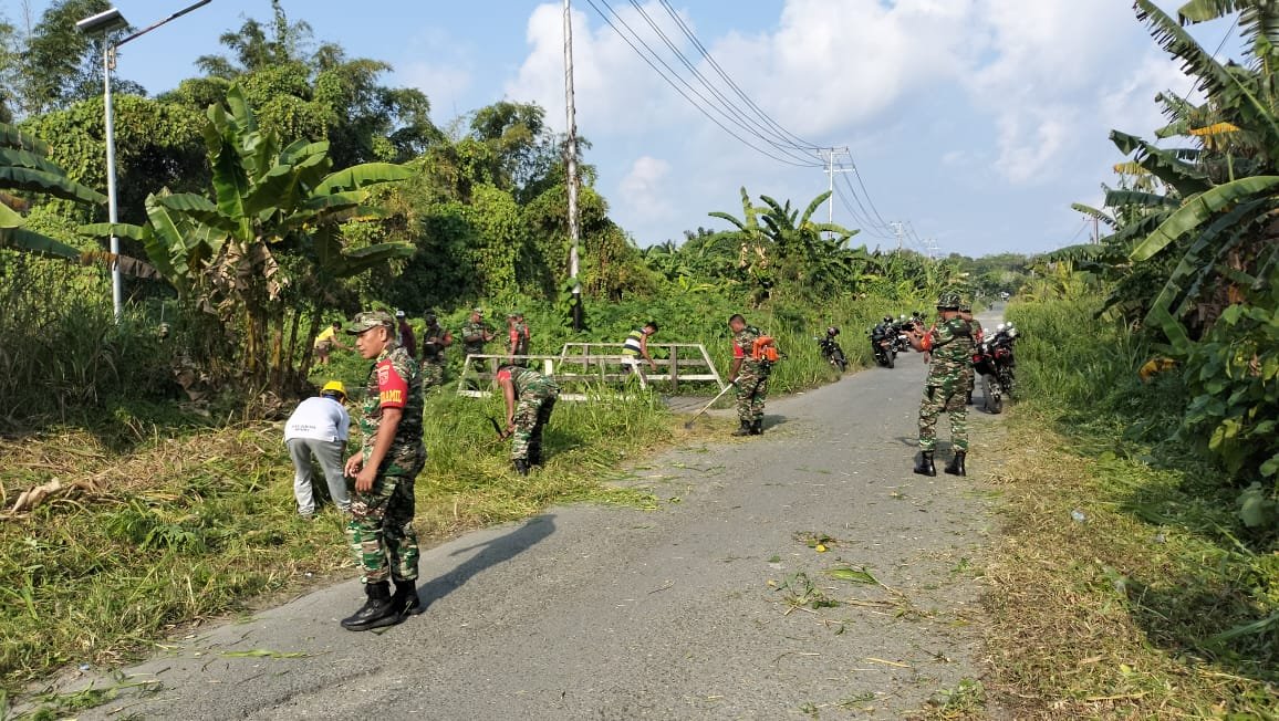 Koramil 1509 - 01 Bacan Labuha Melaksanakan Jumat Bersih di Desa Panambuang Kecamatan Bacan Selatan