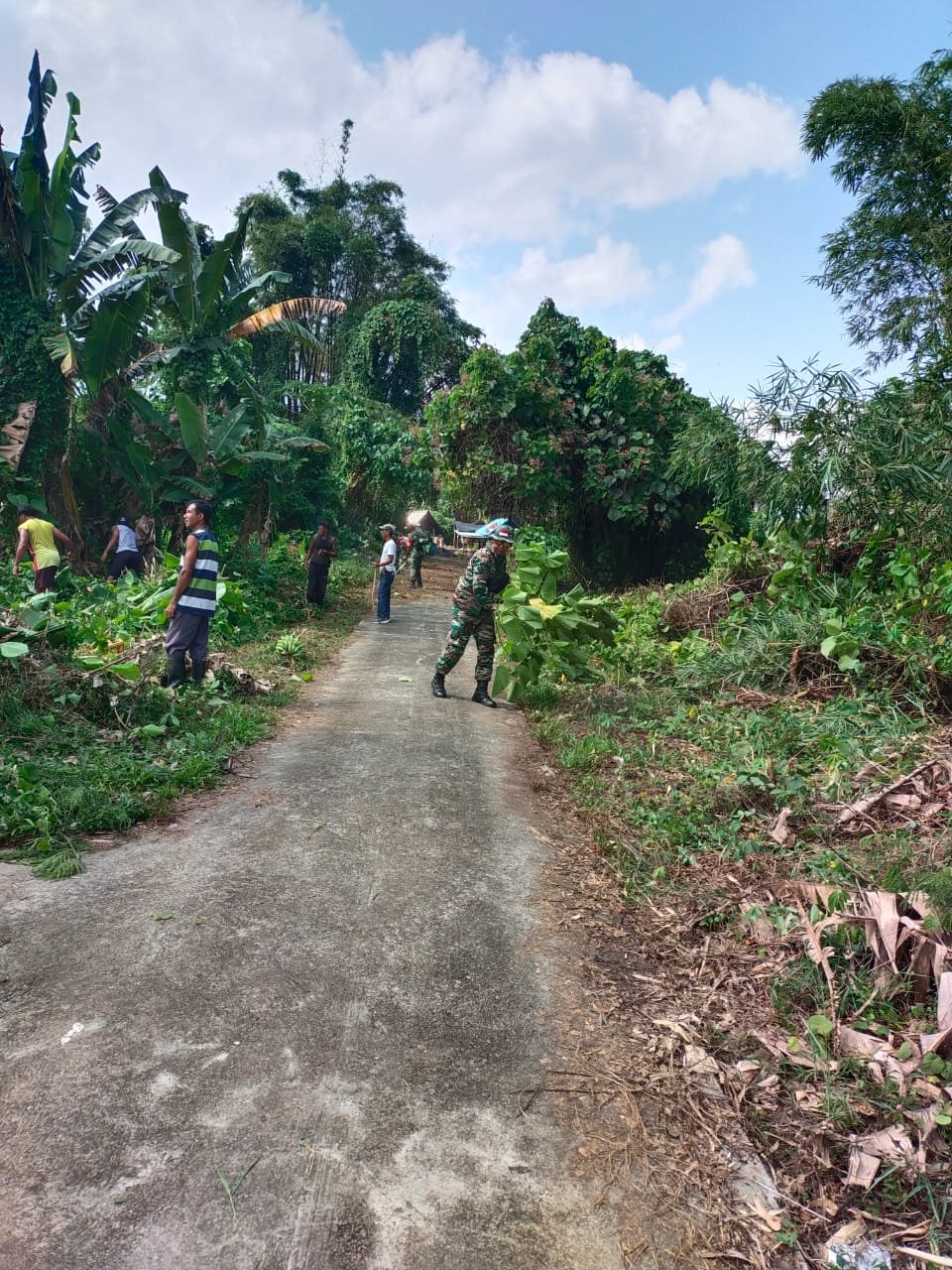 Koramil 1509 - 01 Bacan Labuha Melaksanakan Jumat Bersih di Desa Panambuang Kecamatan Bacan Selatan