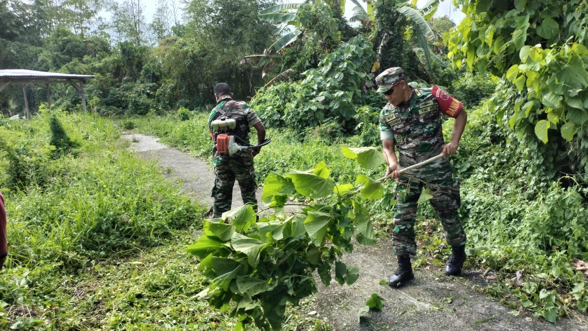 Koramil 1509 - 01 Bacan Labuha Melaksanakan Jumat Bersih di Desa Panambuang Kecamatan Bacan Selatan