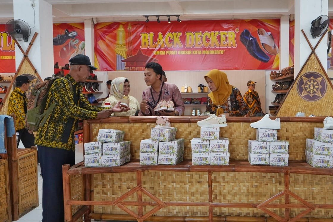 Produk Alas Kaki Dan Batik Kota Mojokerto Diborong Rombongan Pemkab Paser, Kalimantan Timur