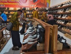 Produk Alas Kaki Dan Batik Kota Mojokerto Diborong Rombongan Pemkab Paser, Kalimantan Timur