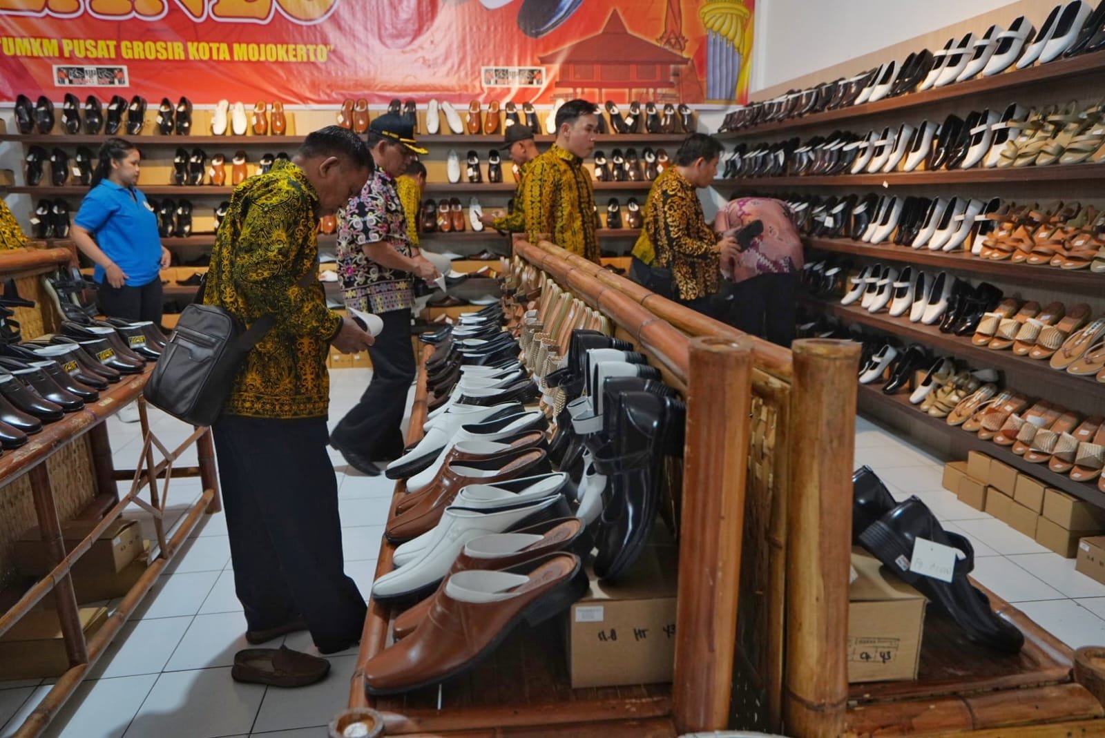 Produk Alas Kaki Dan Batik Kota Mojokerto Diborong Rombongan Pemkab Paser, Kalimantan Timur
