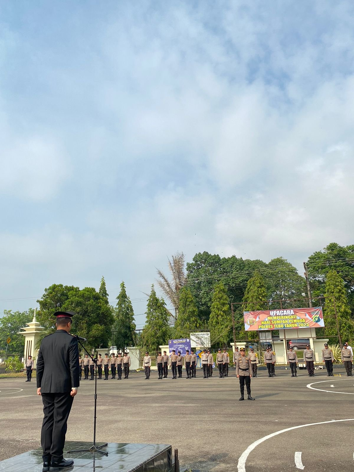 Peringati Hari Sumpah Pemuda ke 95 Wakapolres Tebo Pimpin Upacara di Lapangan Hitam Polres Tebo