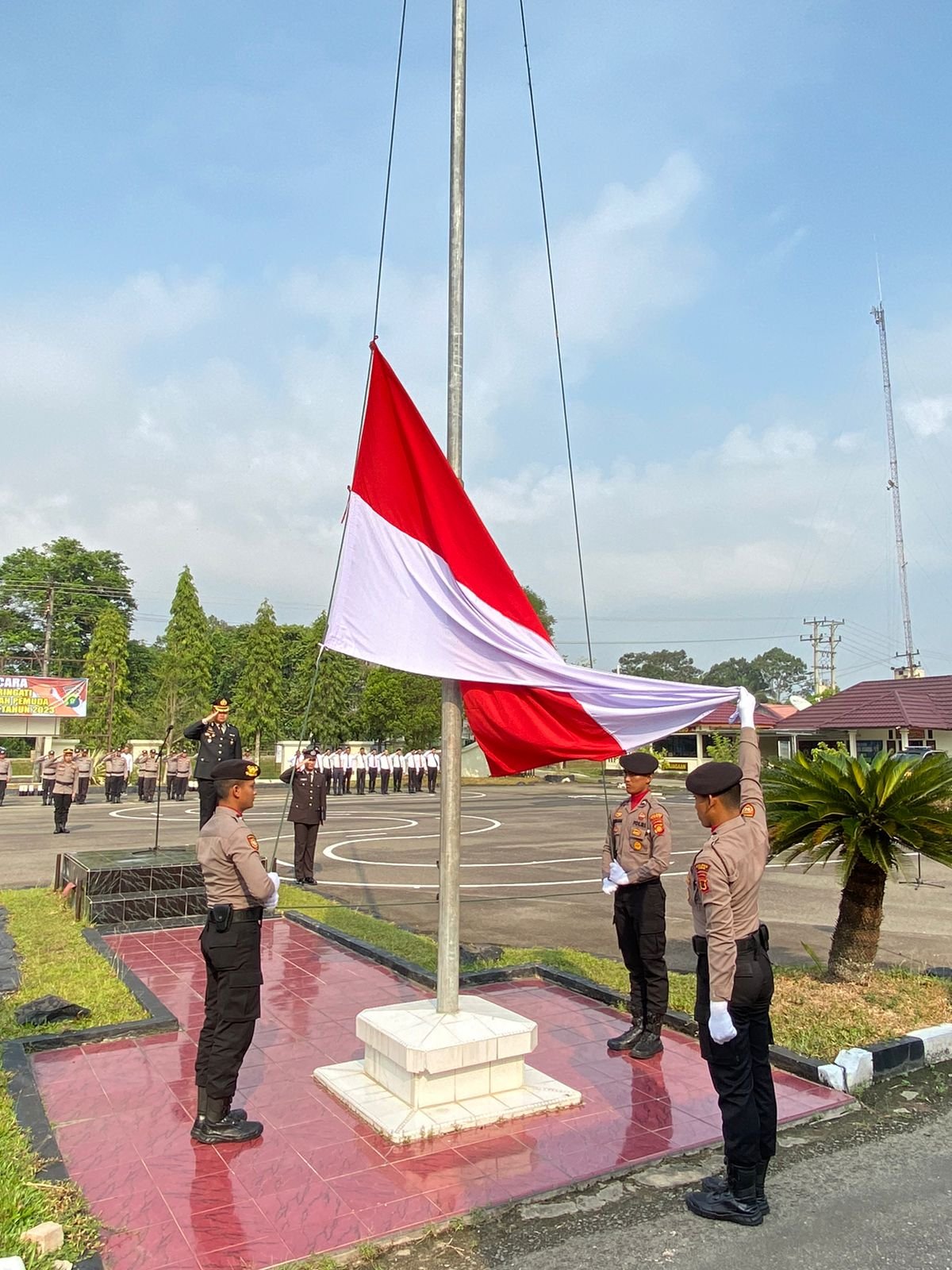 Peringati Hari Sumpah Pemuda ke 95 Wakapolres Tebo Pimpin Upacara di Lapangan Hitam Polres Tebo