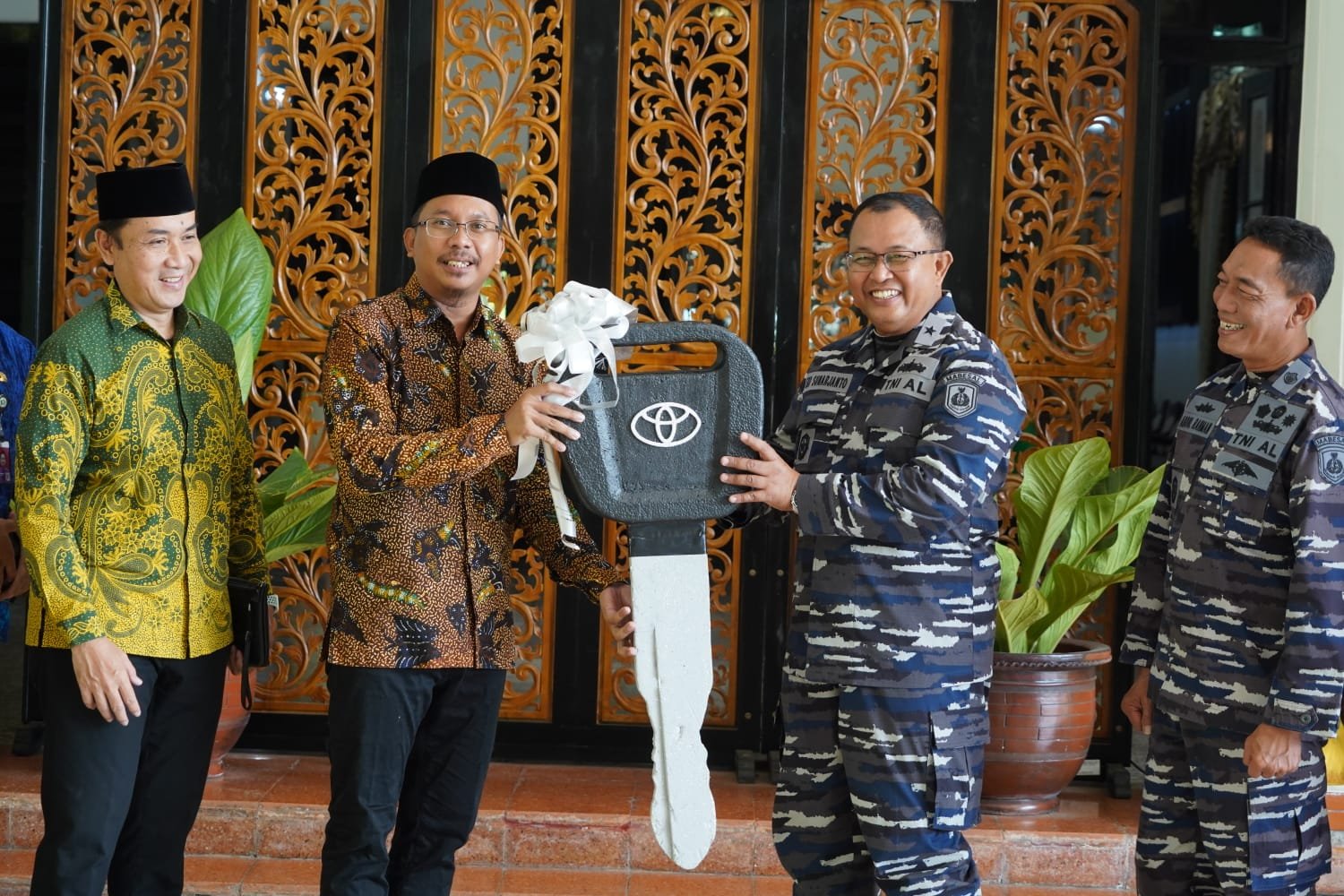 Bupati Sidoarjo Serahkan Hibah 11 Unit Mobil Operasional Untuk TNI AL