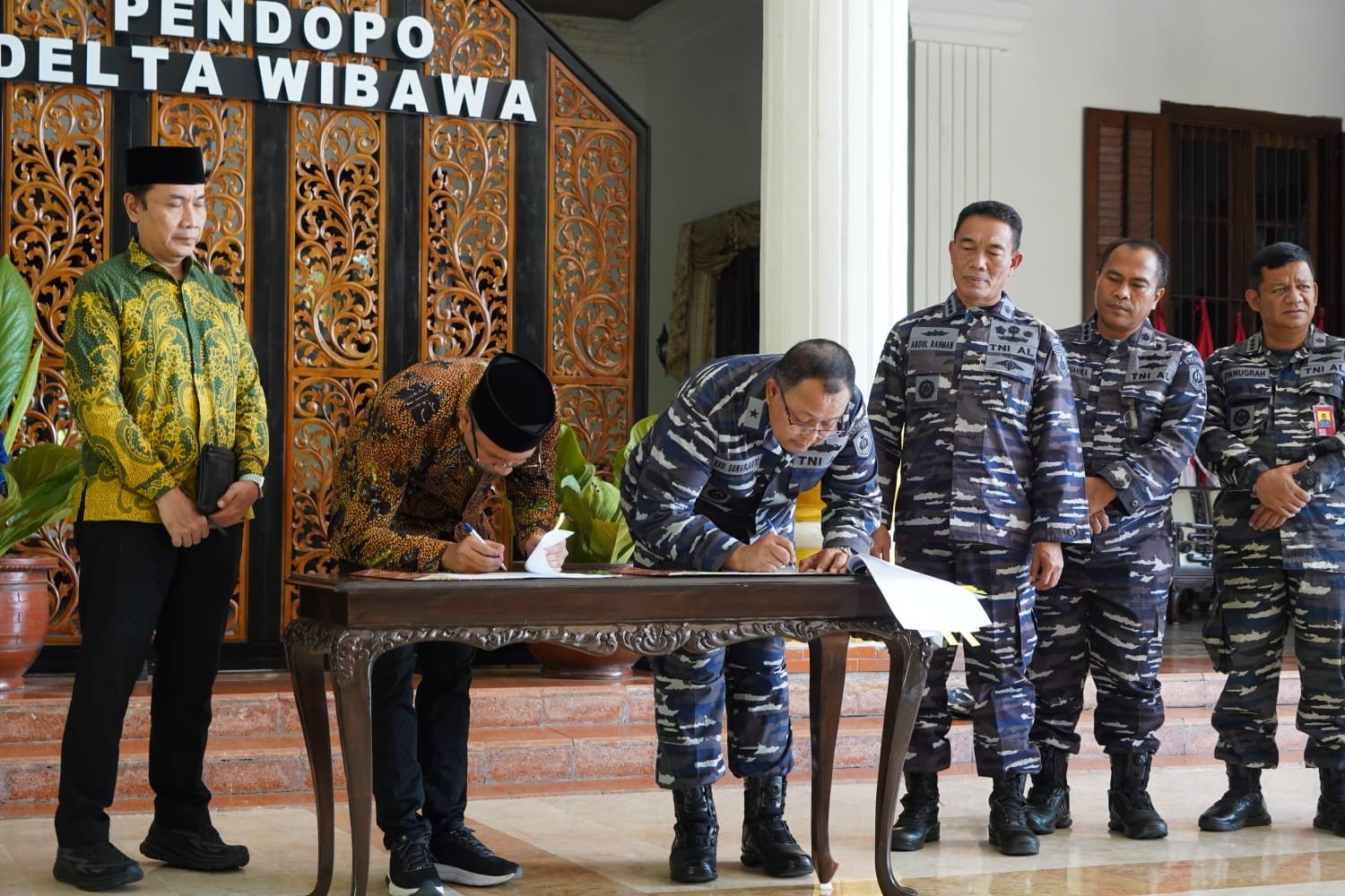 Bupati Sidoarjo Serahkan Hibah 11 Unit Mobil Operasional Untuk TNI AL