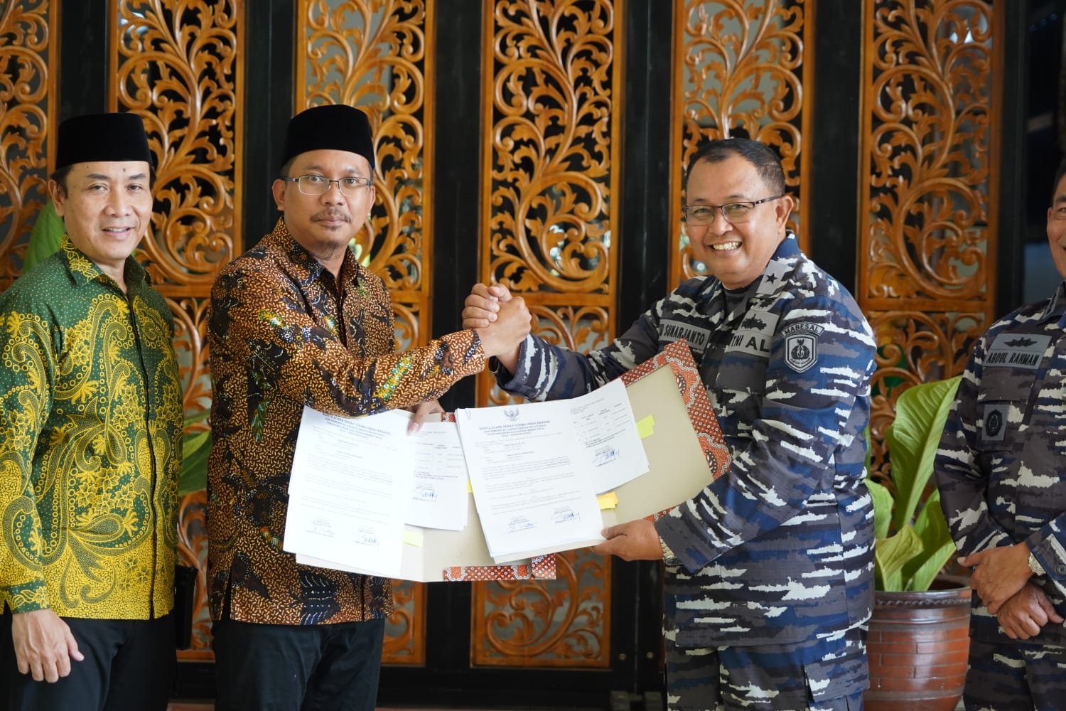 Bupati Sidoarjo Serahkan Hibah 11 Unit Mobil Operasional Untuk TNI AL