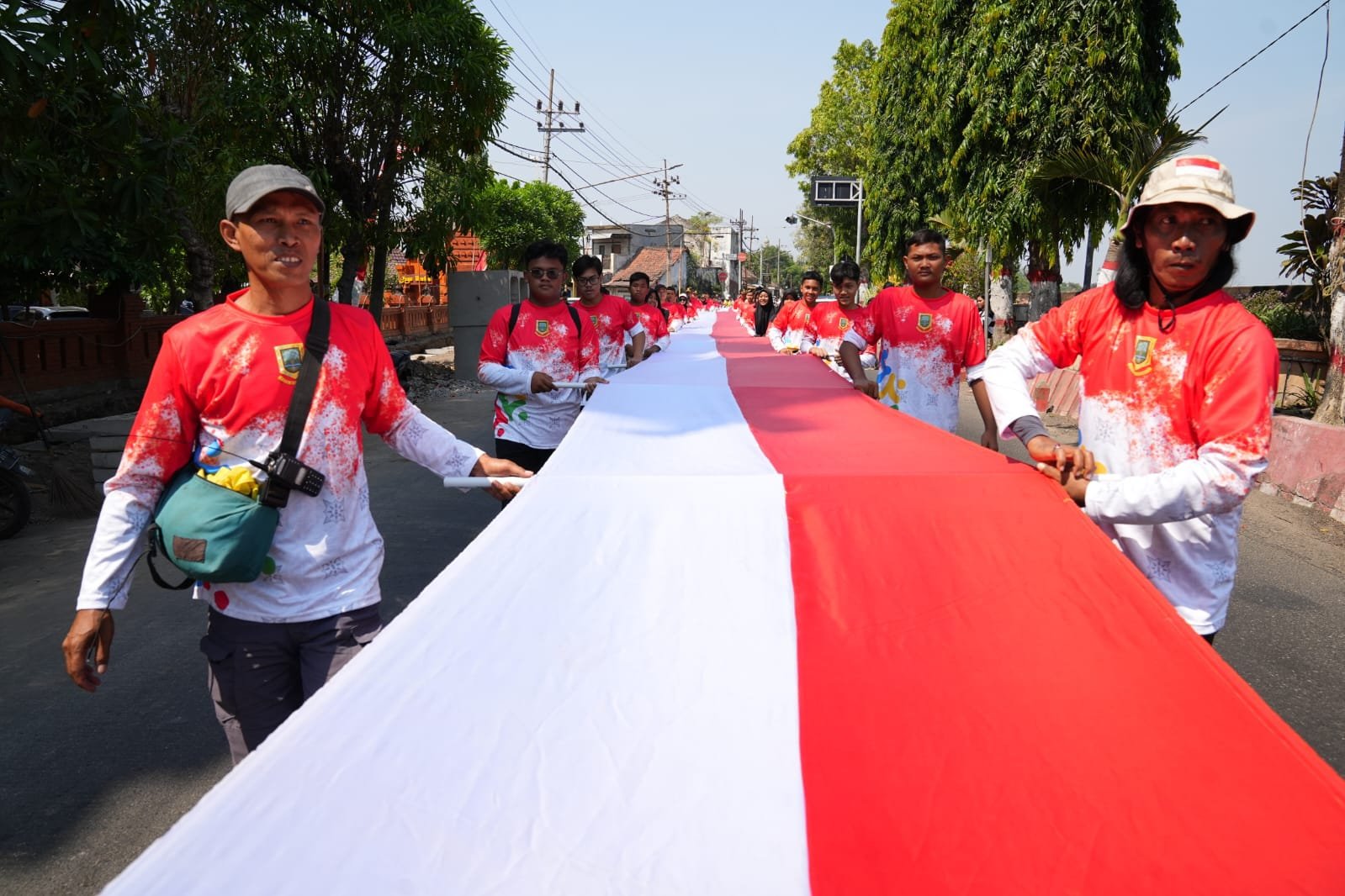 Peringatan Hari Sumpah Pemuda Ke-95, Muda-mudi Kota Mojokerto Ikut Kirab Bendera Merah Putih