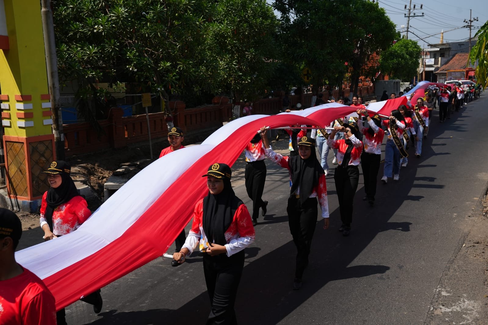 Peringatan Hari Sumpah Pemuda Ke-95, Muda-mudi Kota Mojokerto Ikut Kirab Bendera Merah Putih