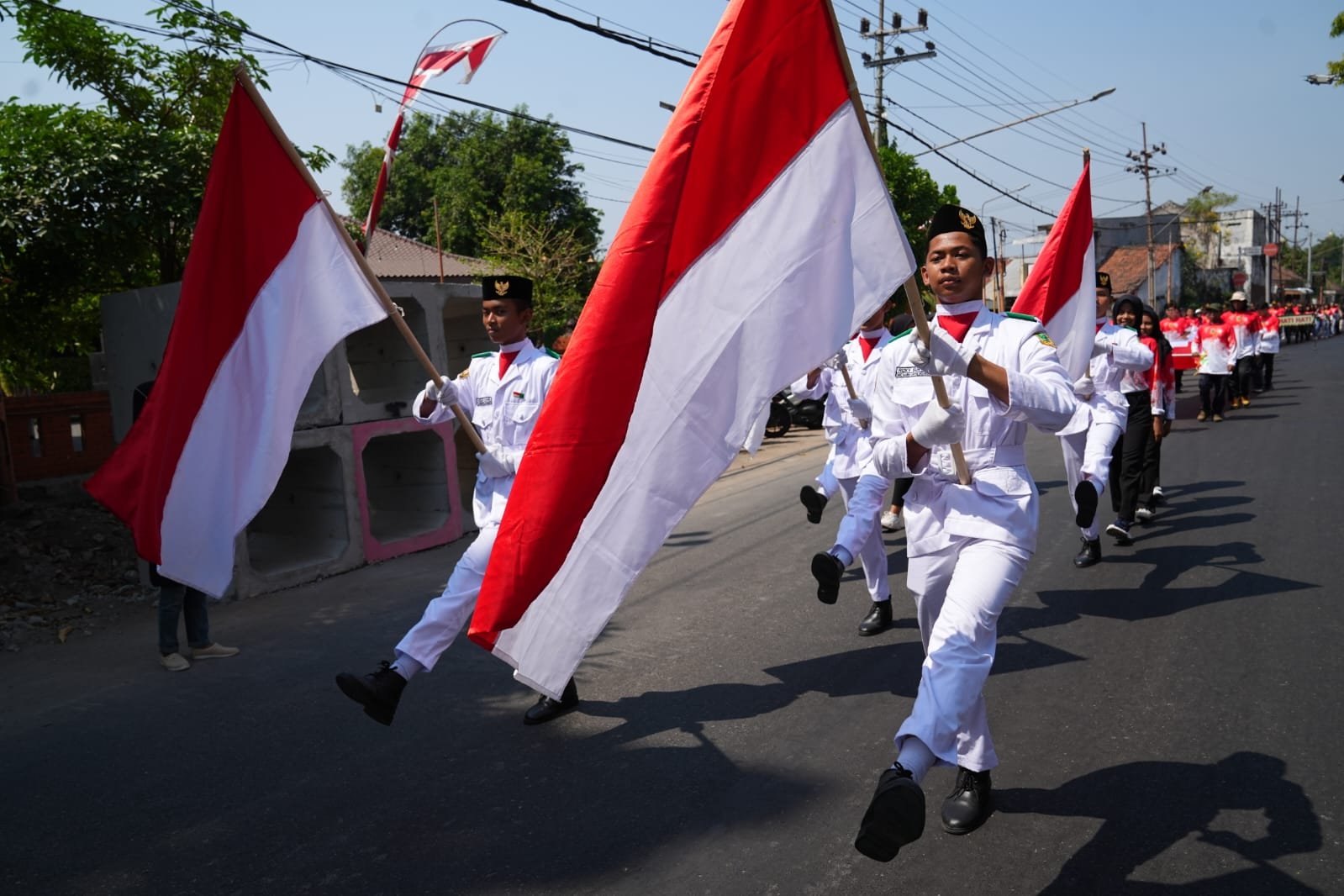 Peringatan Hari Sumpah Pemuda Ke-95, Muda-mudi Kota Mojokerto Ikut Kirab Bendera Merah Putih