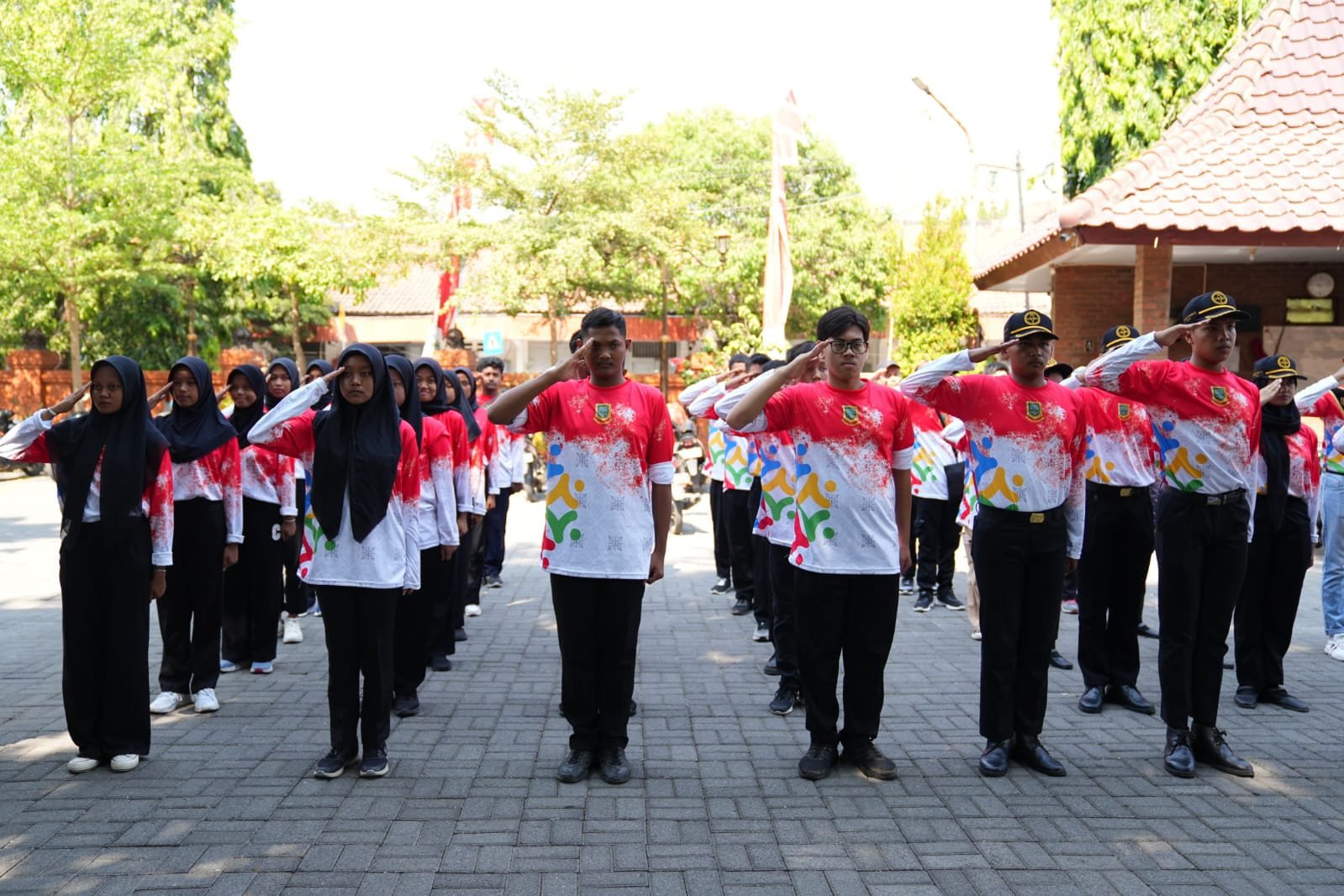 Peringatan Hari Sumpah Pemuda Ke-95, Muda-mudi Kota Mojokerto Ikut Kirab Bendera Merah Putih