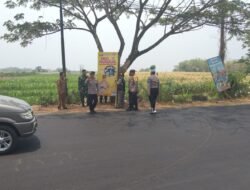 Kapolsek Dlanggu Iptu Umam Pasang Himbauan Daerah Rawan Laka Lantas