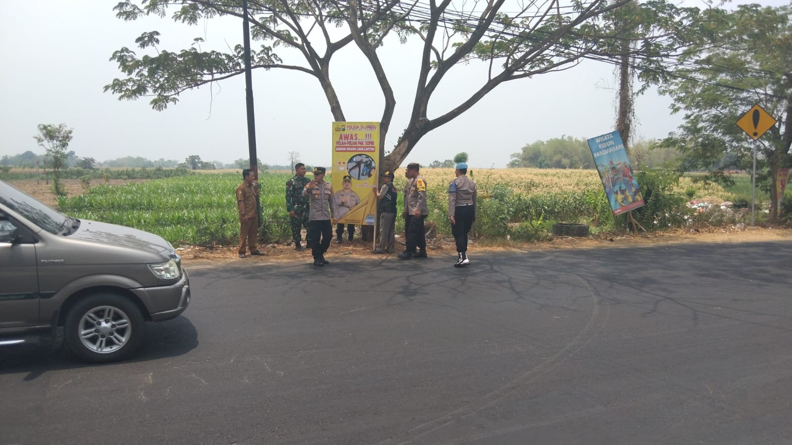 Kapolsek Dlanggu Iptu Umam Pasang Himbauan Daerah Rawan Laka Lantas