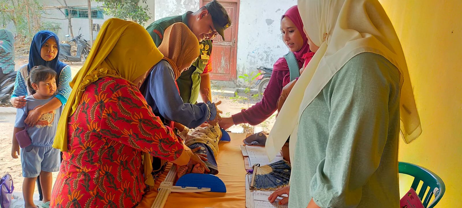 Babinsa Sumberkarang Koramil Dlanggu Dampingi Layanan Posyandu