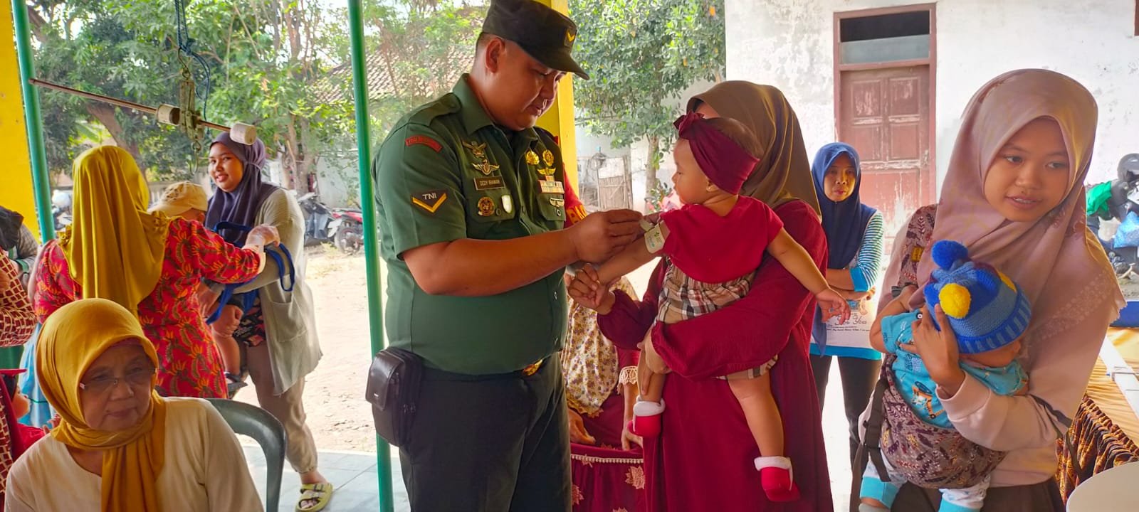 Babinsa Sumberkarang Koramil Dlanggu Dampingi Layanan Posyandu