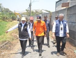 Sungai Jomblong Desa Gemurung Sidoarjo Dibersihkan dan Dikeruk