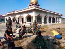Pelaksanaan Kegiatan Jumat bersih bersama Staf kecamatan dan Warga Di Ds. Tuakona Kec. Bacan Selatan Kab. Halsel