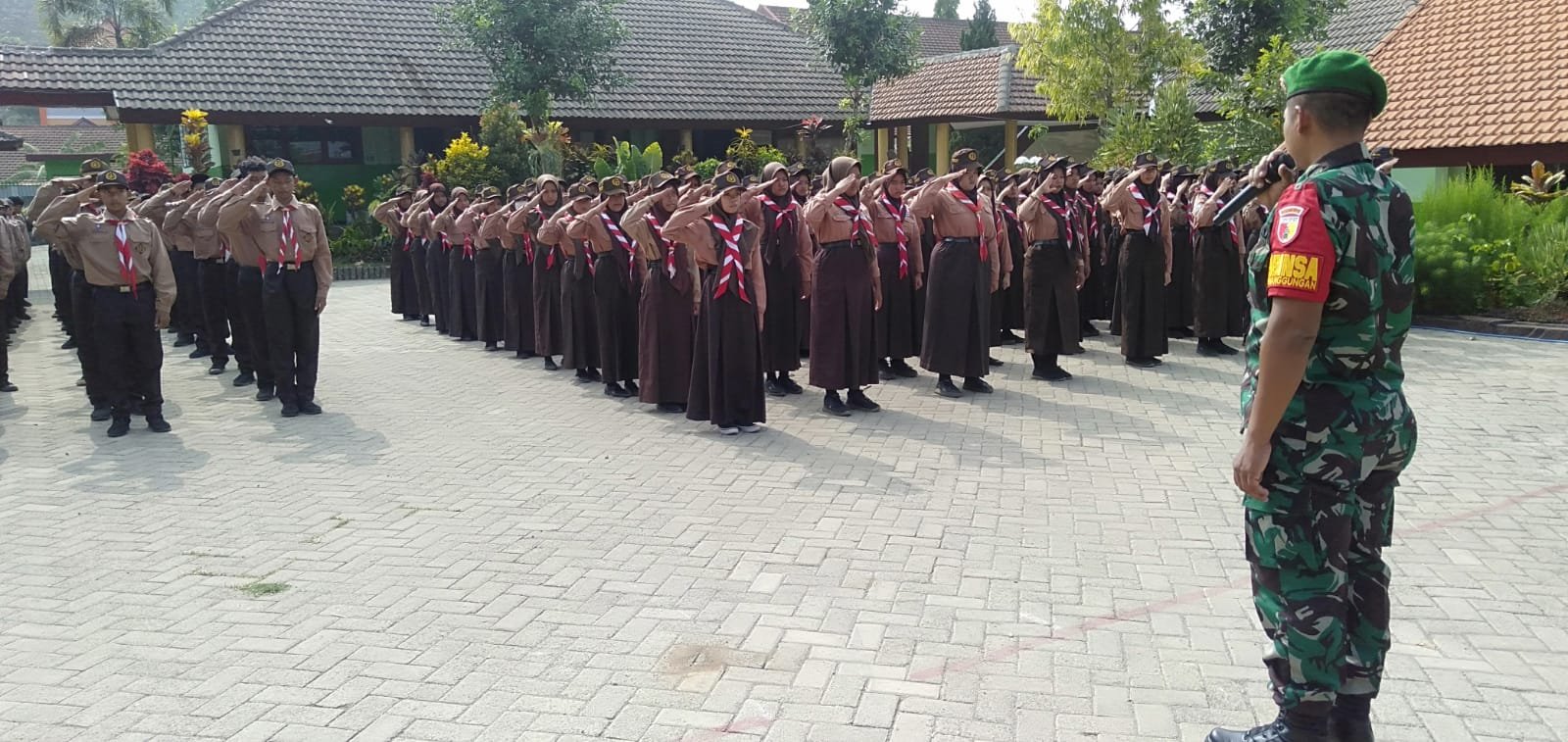 Peran Aktif Koramil 0815/17 Trawas Berikan Ilmu Kepemimpinan Di SMPN 2 Trawas