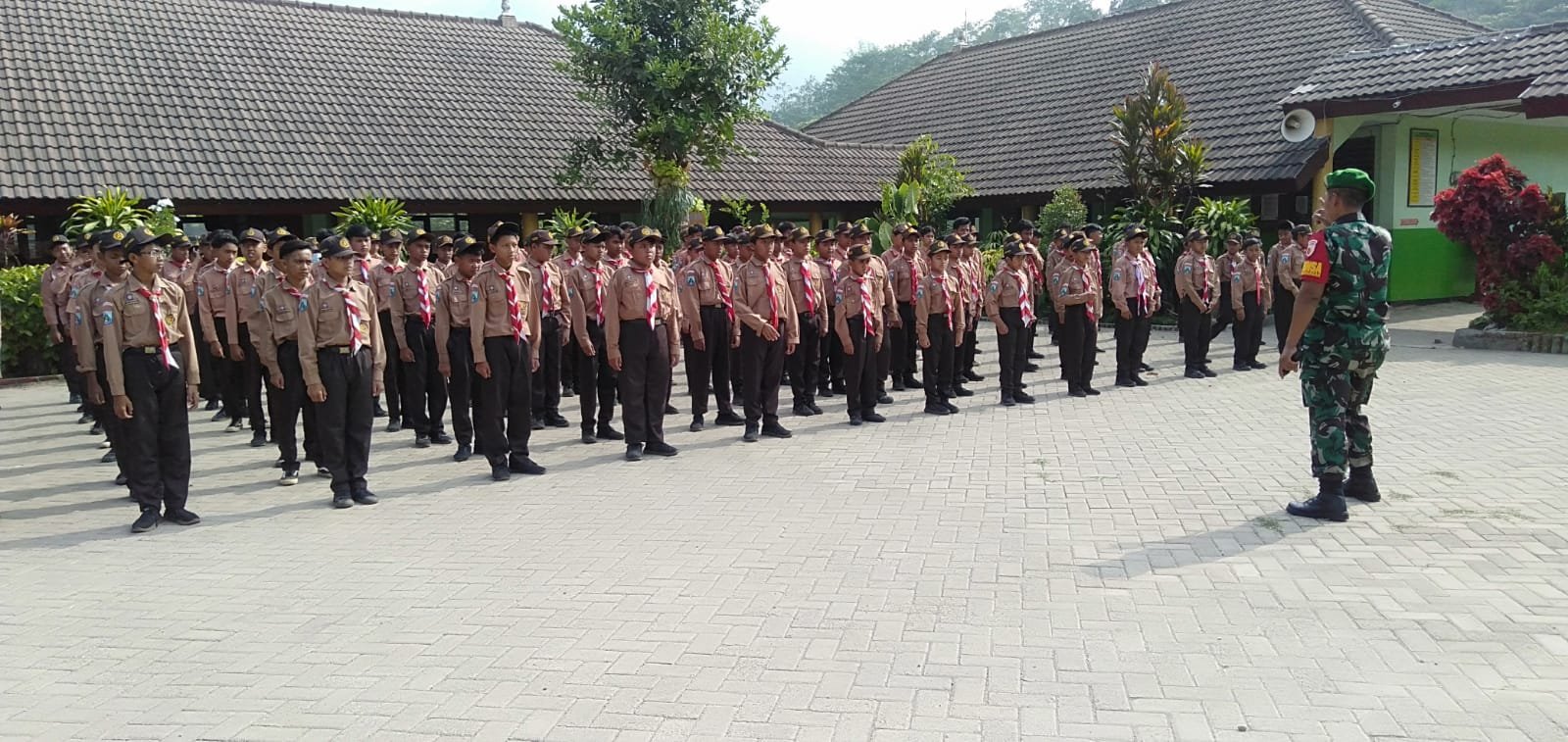 Peran Aktif Koramil 0815/17 Trawas Berikan Ilmu Kepemimpinan Di SMPN 2 Trawas