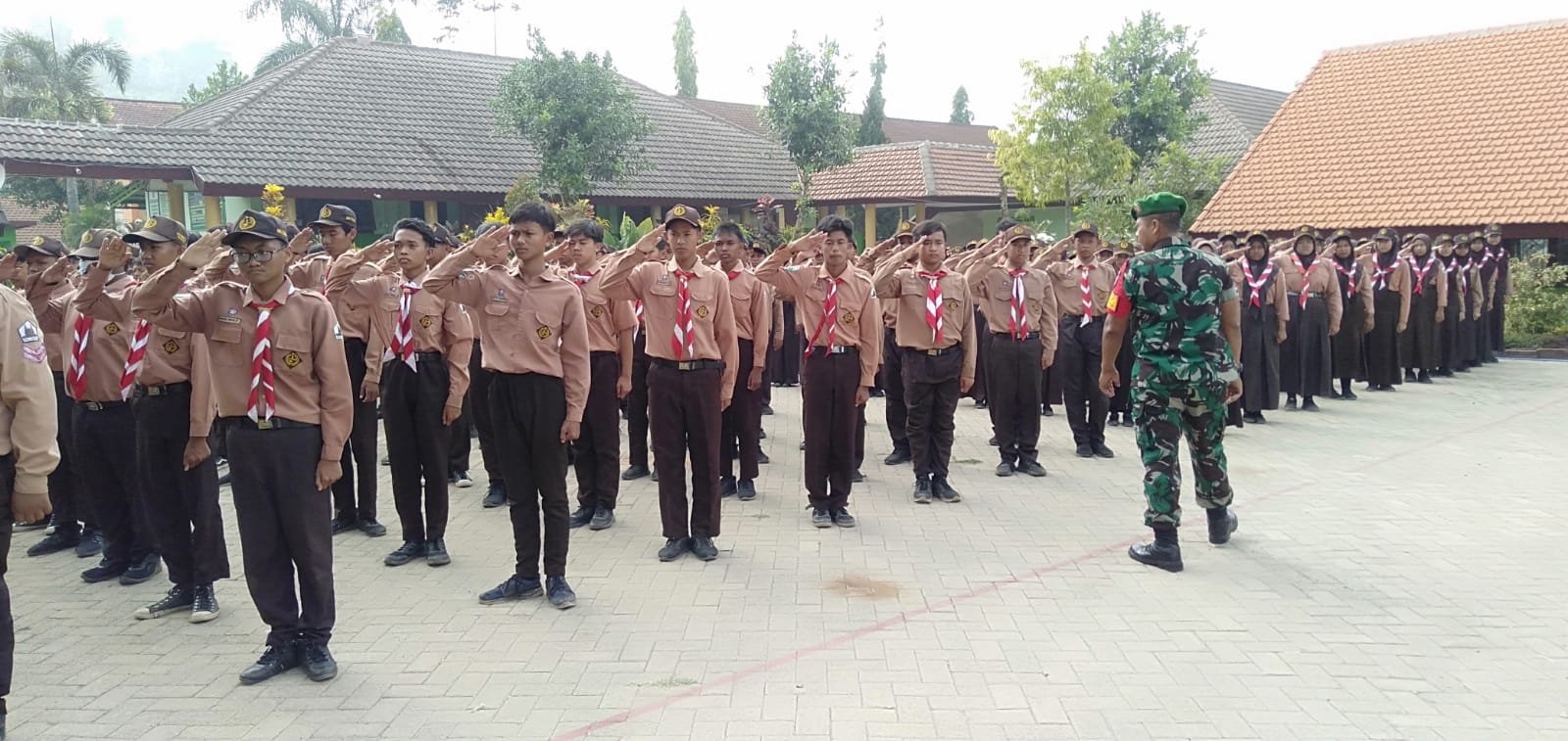 Peran Aktif Koramil 0815/17 Trawas Berikan Ilmu Kepemimpinan Di SMPN 2 Trawas