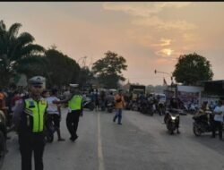 Kapolres Sarolangun AKBP Imam Rachman, S.IK Pimpin Mediasi Upaya blokir Jalan Yang Diilakukan Warga Buntut Bentrok Antar Pelajar