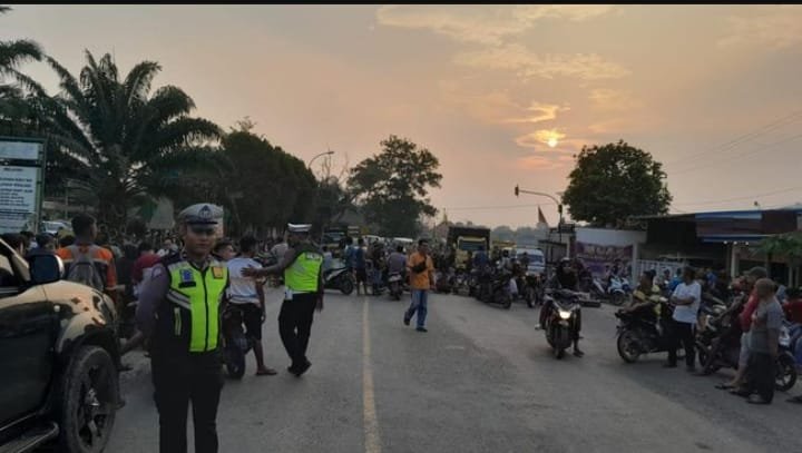 Kapolres Sarolangun AKBP Imam Rachman, S.IK Pimpin Mediasi Upaya blokir Jalan Yang Diilakukan Warga Buntut Bentrok Antar Pelajar