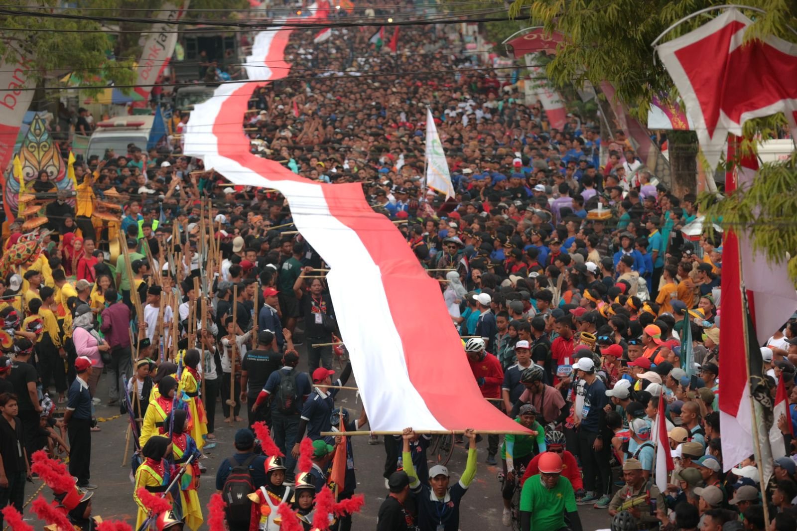 Pecahkan Rekor Muri, Gerak Jalan Mojokerto Surabaya Arak Kain Merah Putih Terpanjang