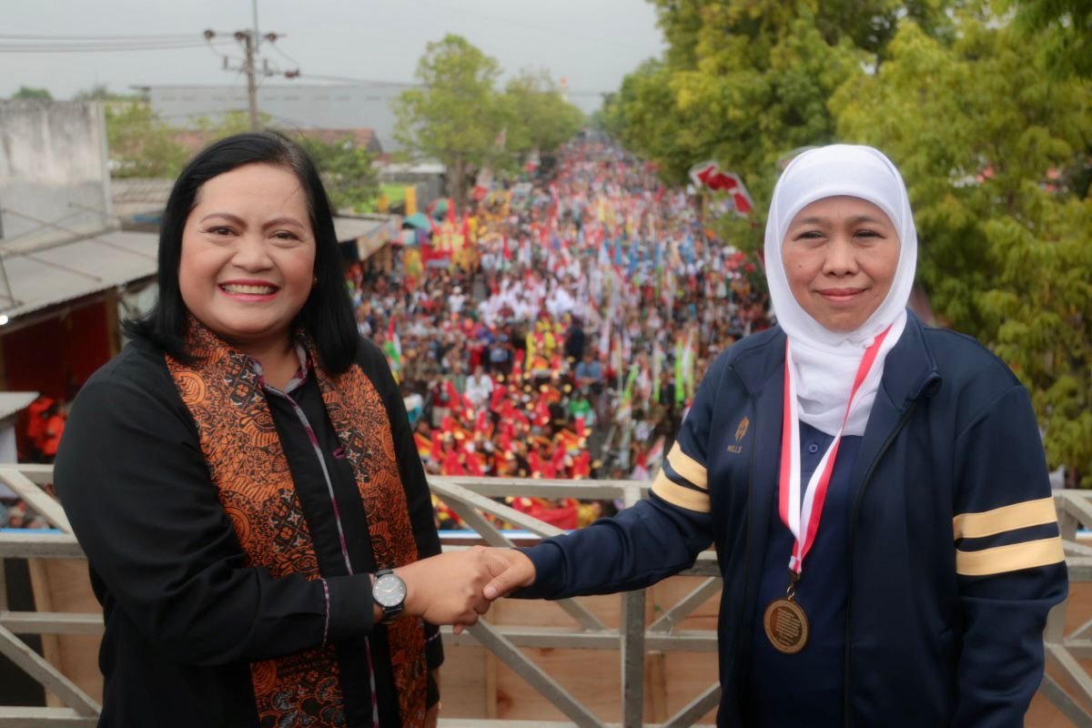 Pecahkan Rekor Muri, Gerak Jalan Mojokerto Surabaya Arak Kain Merah Putih Terpanjang