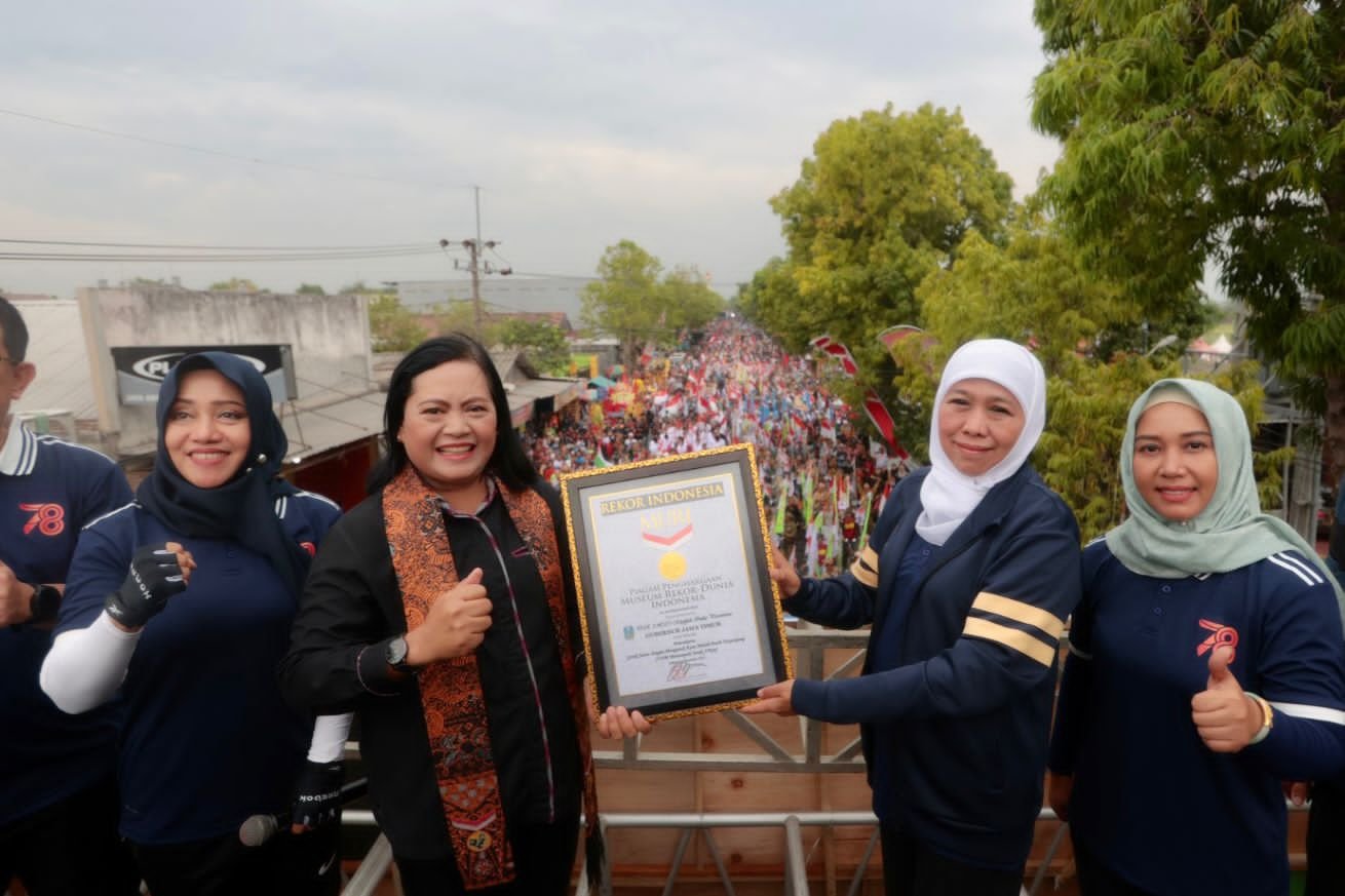 Pecahkan Rekor Muri, Gerak Jalan Mojokerto Surabaya Arak Kain Merah Putih Terpanjang