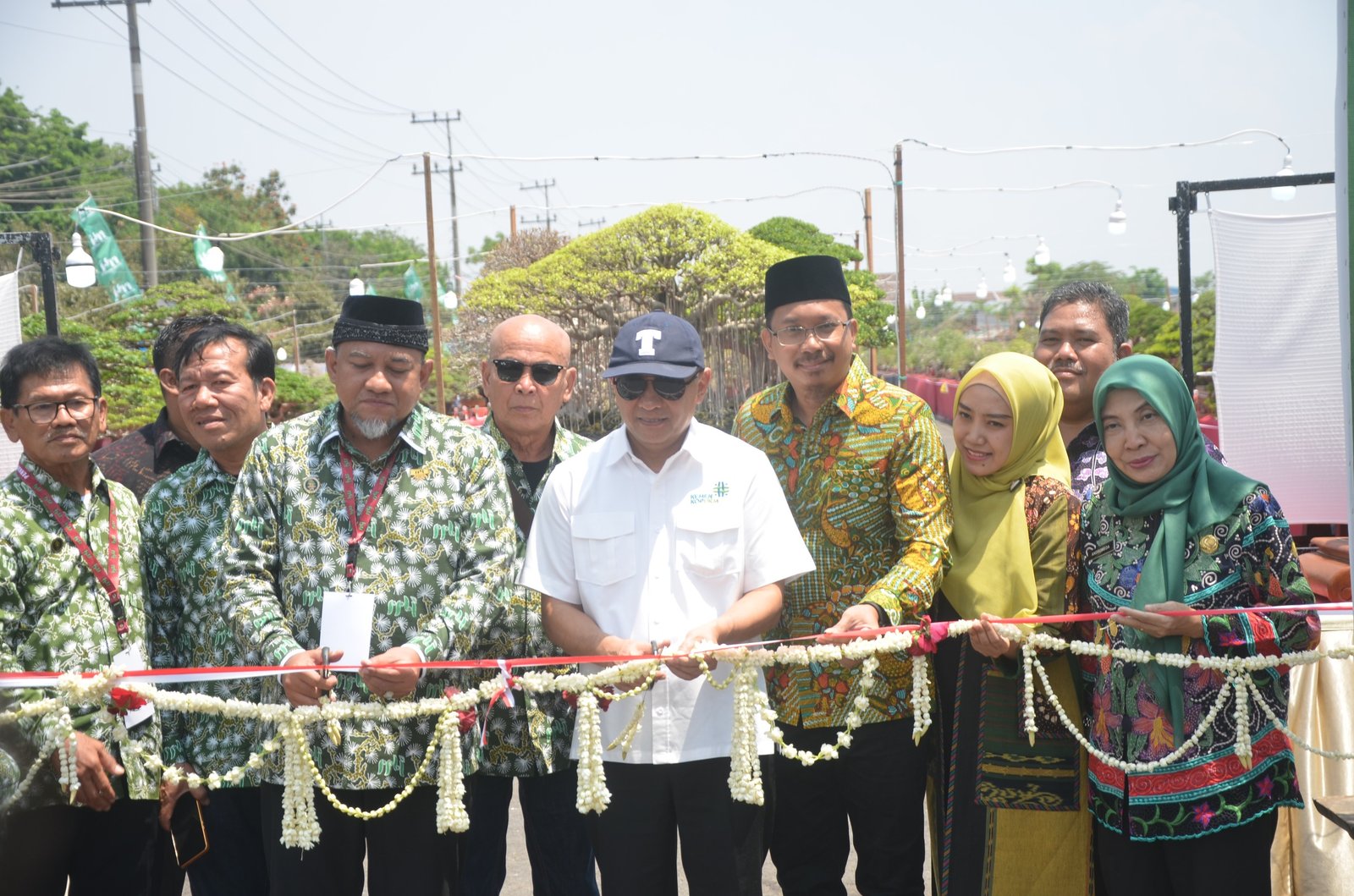 Dibuka Menkop dan Bupati Sidoarjo, Pameran Bonsai yang Dipamerkan di MPP Harga Capai Rp. 2 Miliar