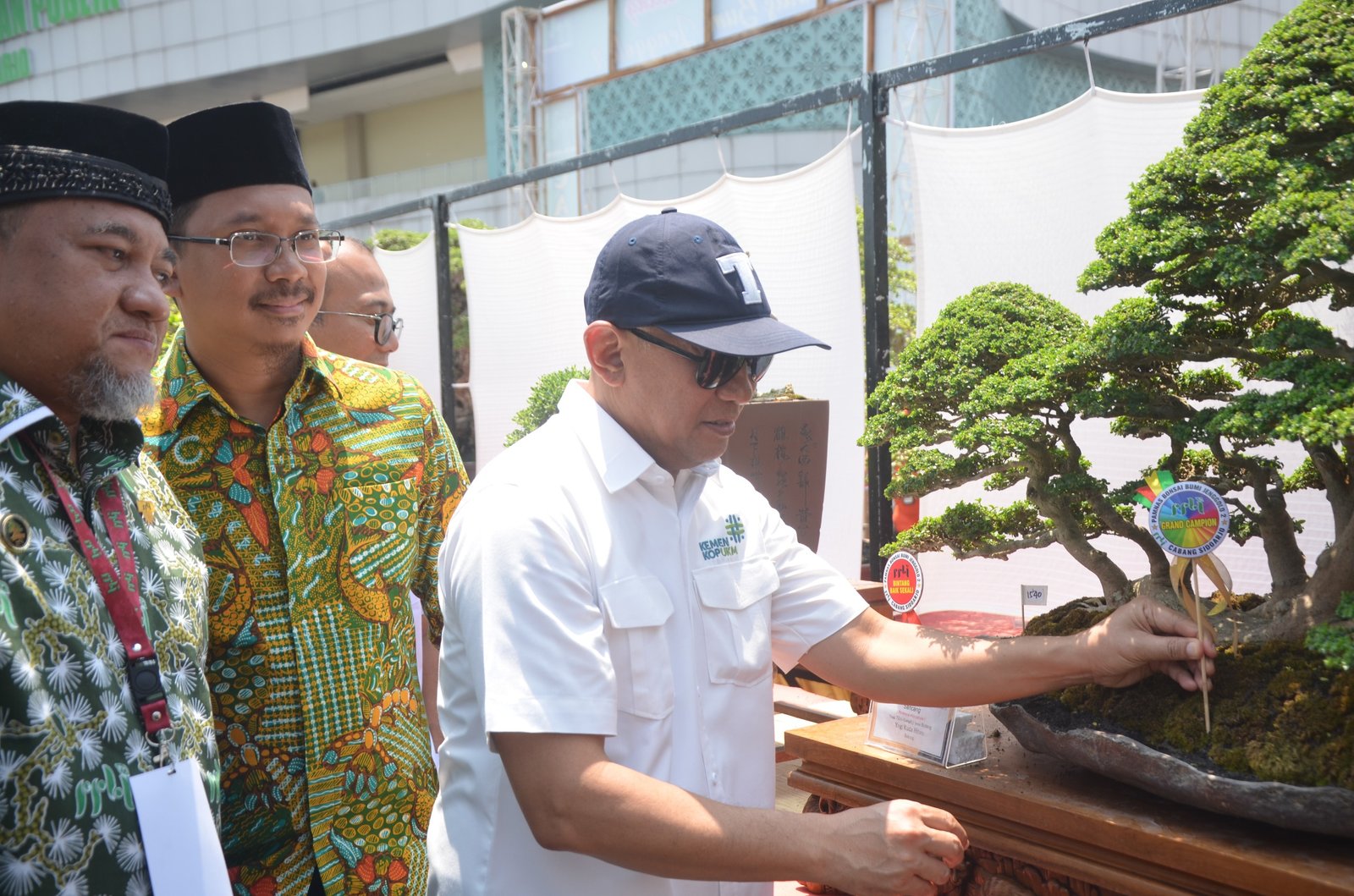 Dibuka Menkop dan Bupati Sidoarjo, Pameran Bonsai yang Dipamerkan di MPP Harga Capai Rp. 2 Miliar