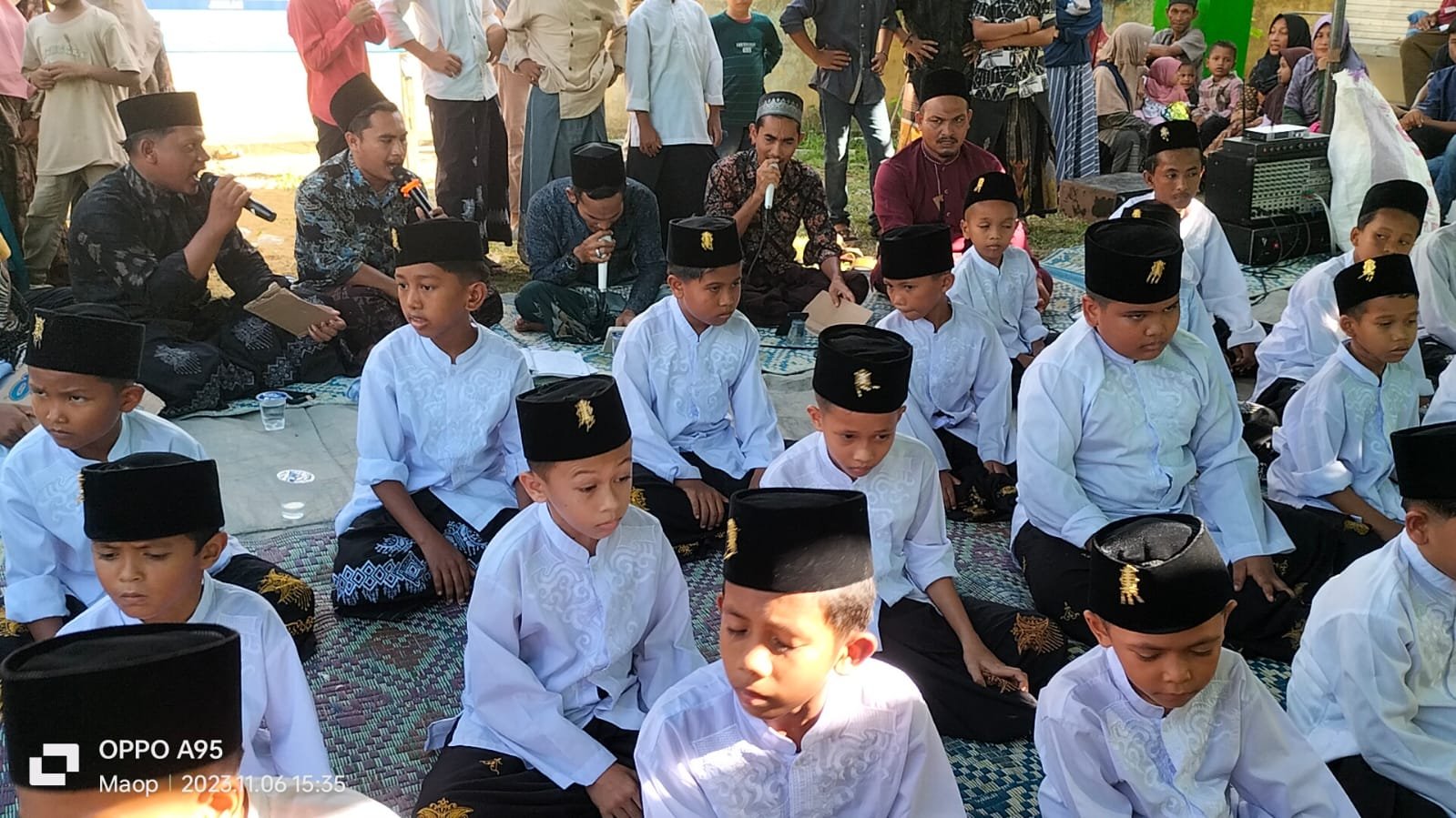 Antusias Warga Masyarakat Mantang Pineung Juga Masyarakat Sekitar Saat Mendengarkan Zikir Dan Sholawat Kepada Nabi Muhammad Saw