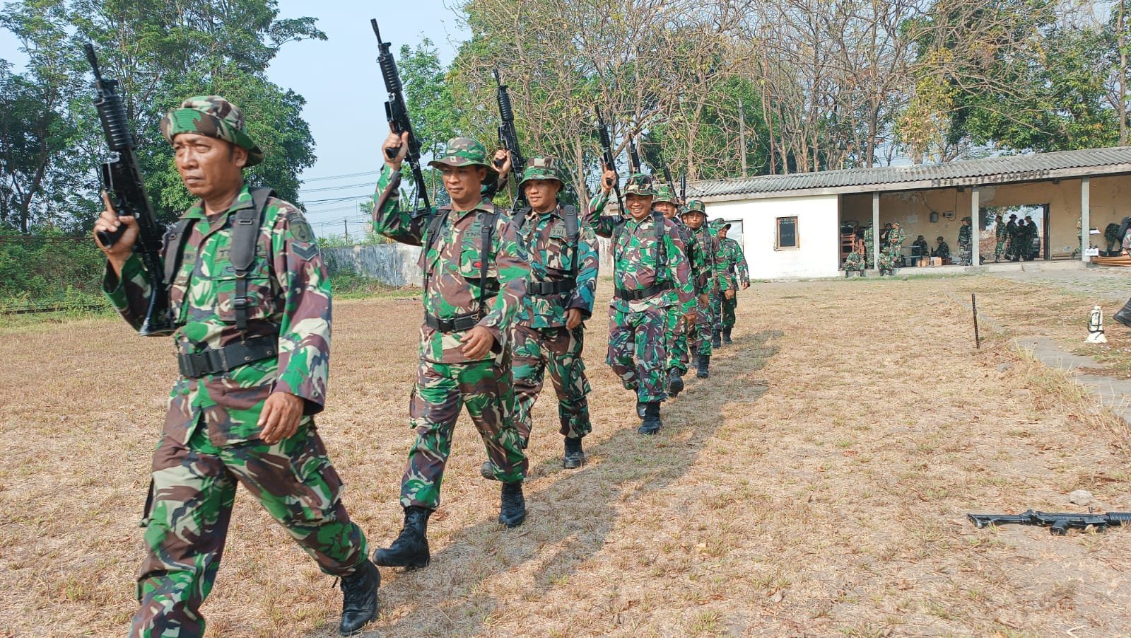 Asah Kemampuan Tempur, Prajurit Kodim 0815/Mojokerto Latihan Menembak