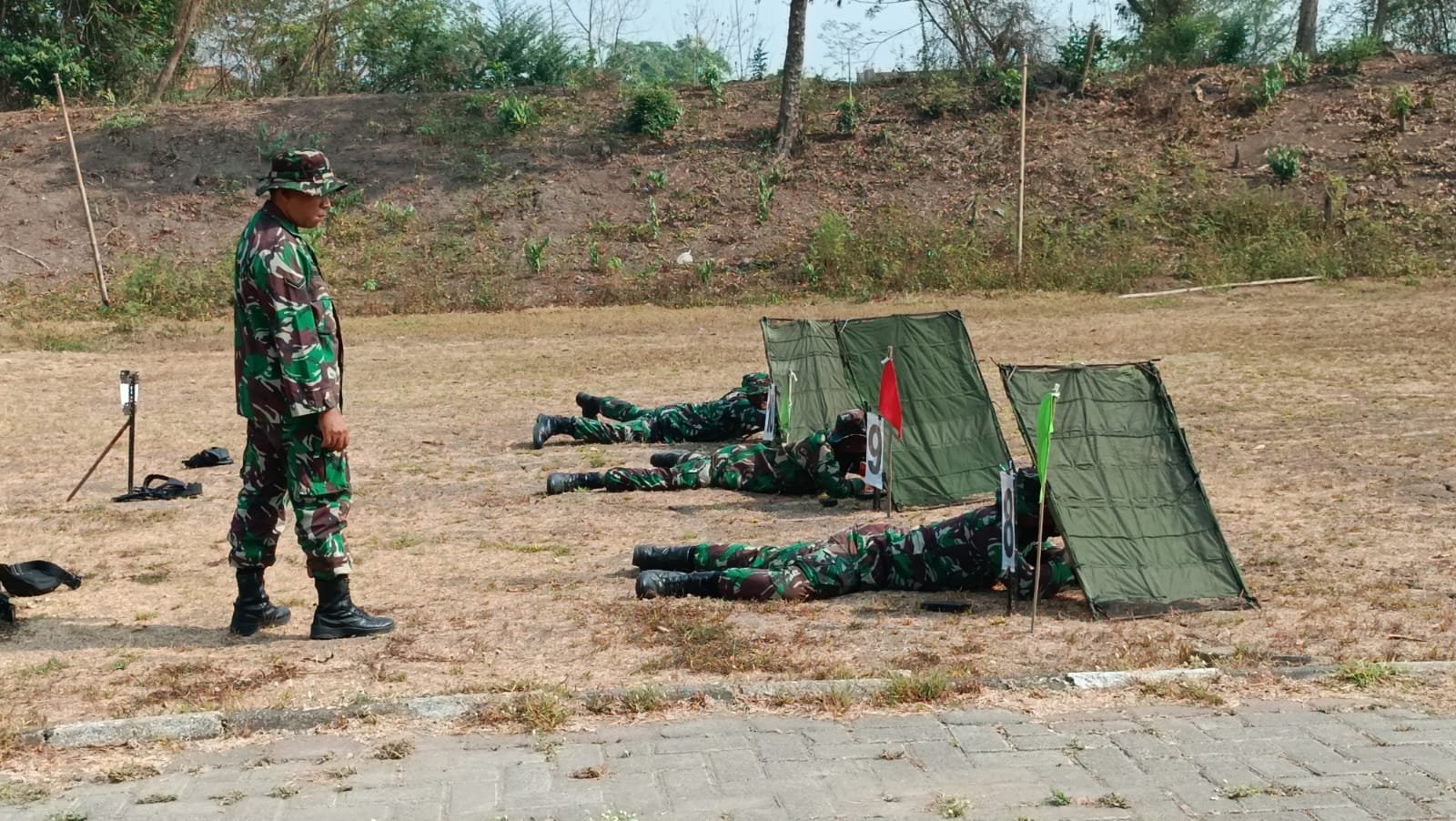 Asah Kemampuan Tempur, Prajurit Kodim 0815/Mojokerto Latihan Menembak