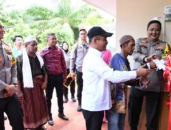 Pj Bupati Aceh timur Mendampingi  Kunjungan  Kapolda Aceh Serahkan Bantuan Satu Unit Rumah Kepada Warga Peureulak Barat