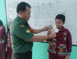 Mudahkan Pemahaman Siswa, Babinsa Koramil Gondang Kodim Mojokerto Distribusikan Leaflet Pancasila