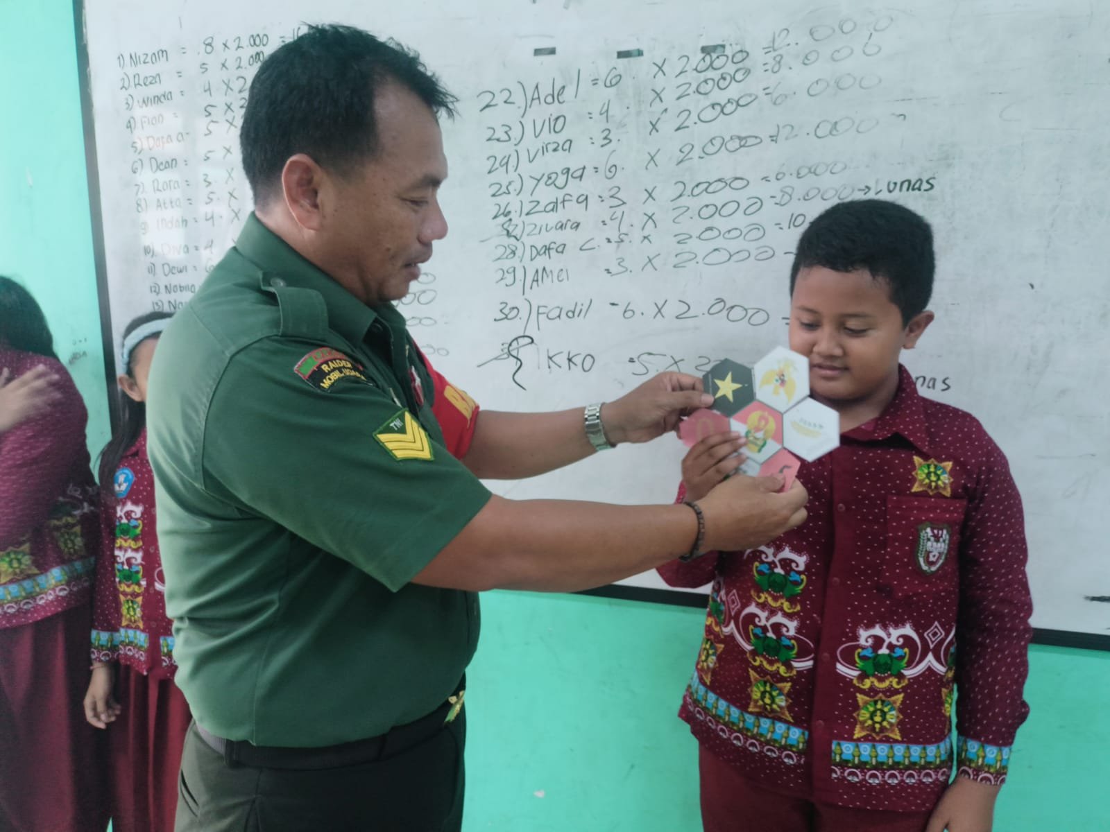 Mudahkan Pemahaman Siswa, Babinsa Koramil Gondang Kodim Mojokerto Distribusikan Leaflet Pancasila