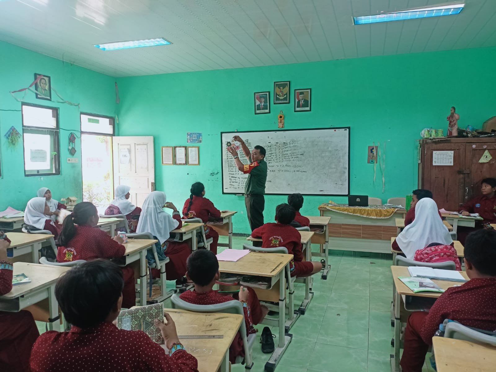 Mudahkan Pemahaman Siswa, Babinsa Koramil Gondang Kodim Mojokerto Distribusikan Leaflet Pancasila