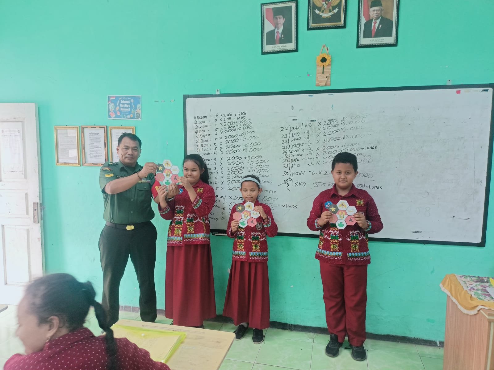 Mudahkan Pemahaman Siswa, Babinsa Koramil Gondang Kodim Mojokerto Distribusikan Leaflet Pancasila