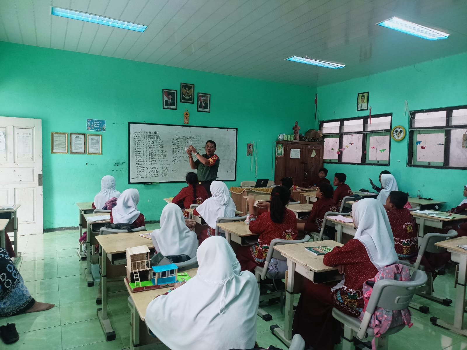 Mudahkan Pemahaman Siswa, Babinsa Koramil Gondang Kodim Mojokerto Distribusikan Leaflet Pancasila