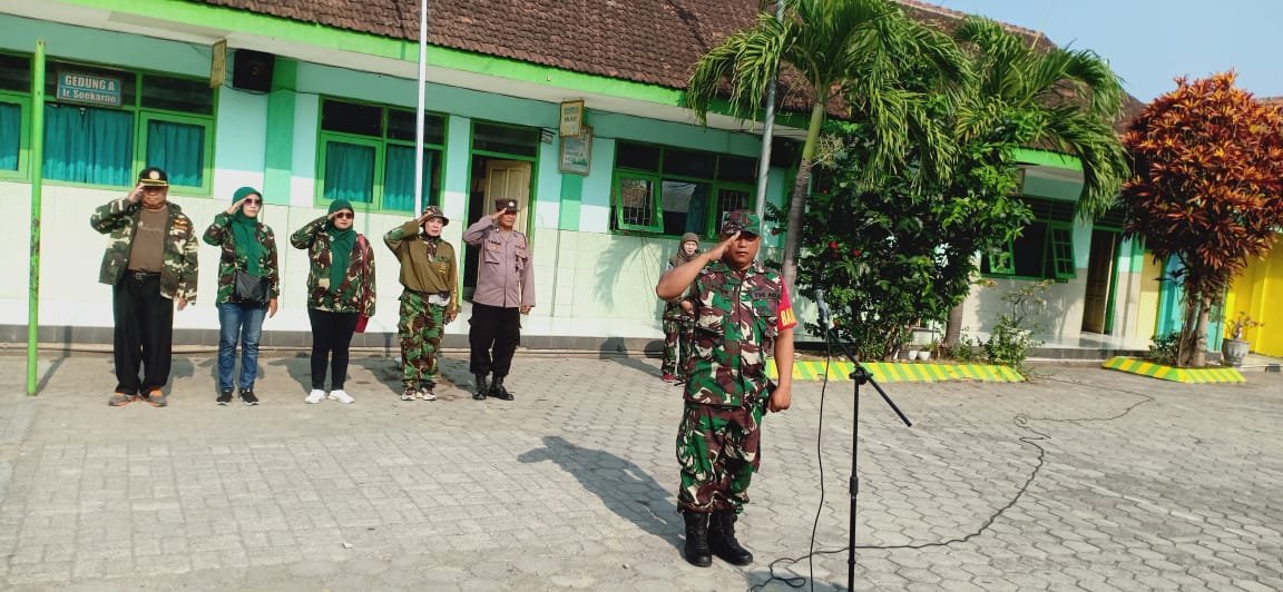 Peringati Hari Pahlawan Babinsa Koramil Gondang Kawal Pawai Drumband SDN Pugeran