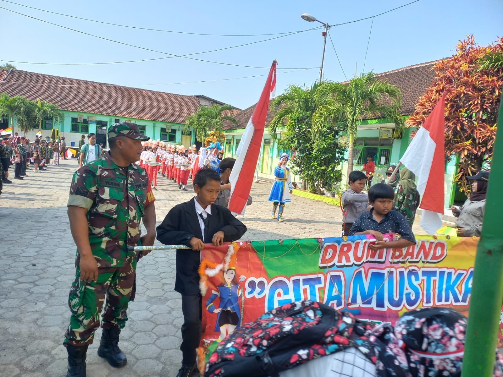 Peringati Hari Pahlawan Babinsa Koramil Gondang Kawal Pawai Drumband SDN Pugeran