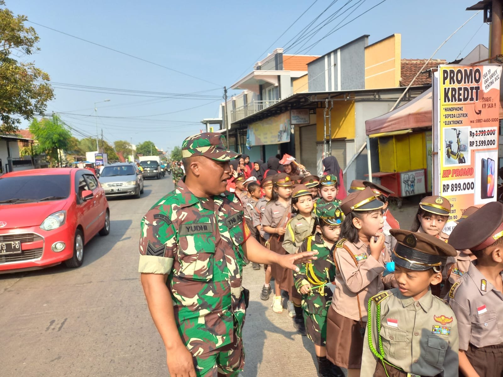 Peringati Hari Pahlawan Babinsa Koramil Gondang Kawal Pawai Drumband SDN Pugeran