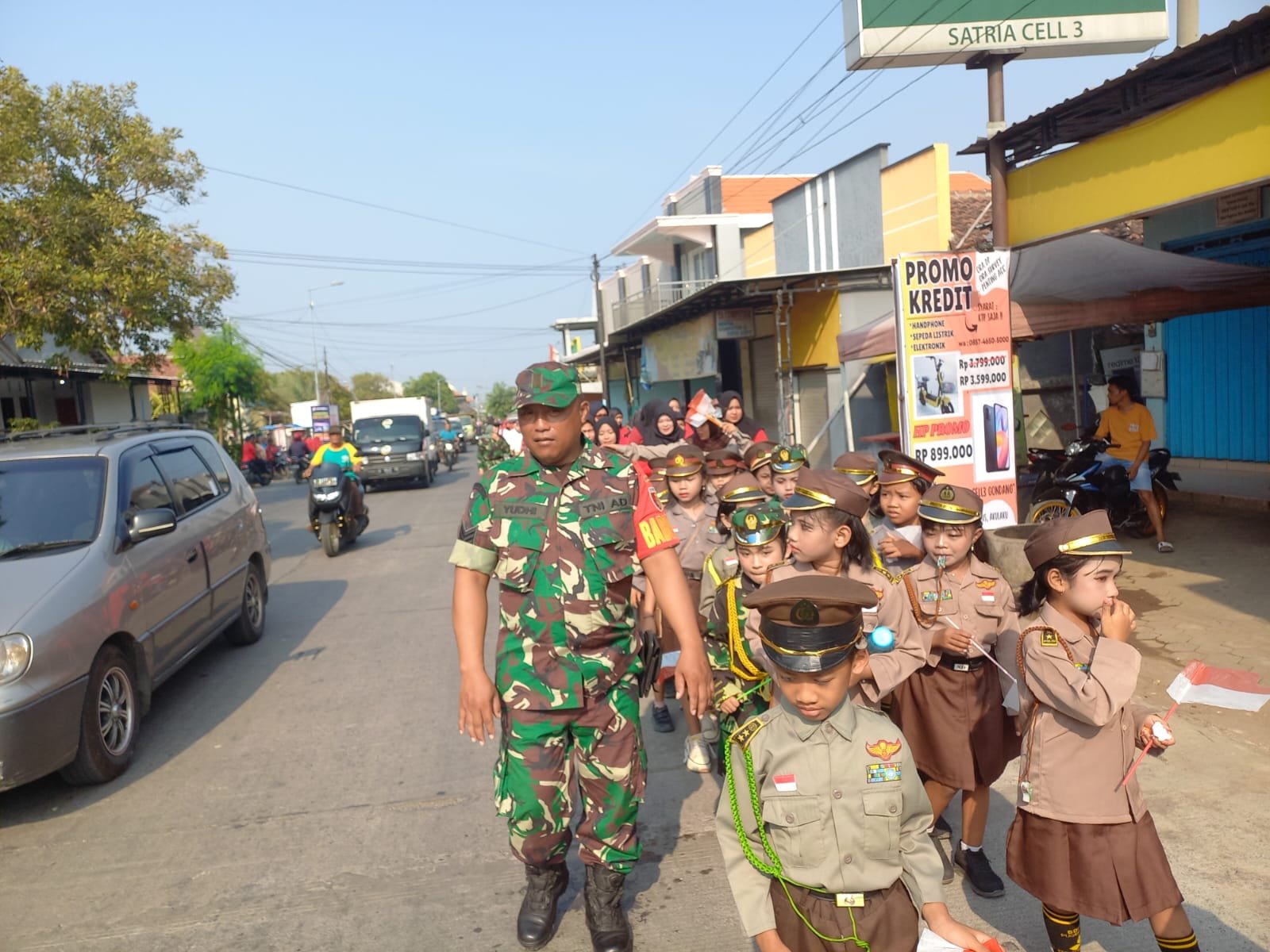 Peringati Hari Pahlawan Babinsa Koramil Gondang Kawal Pawai Drumband SDN Pugeran