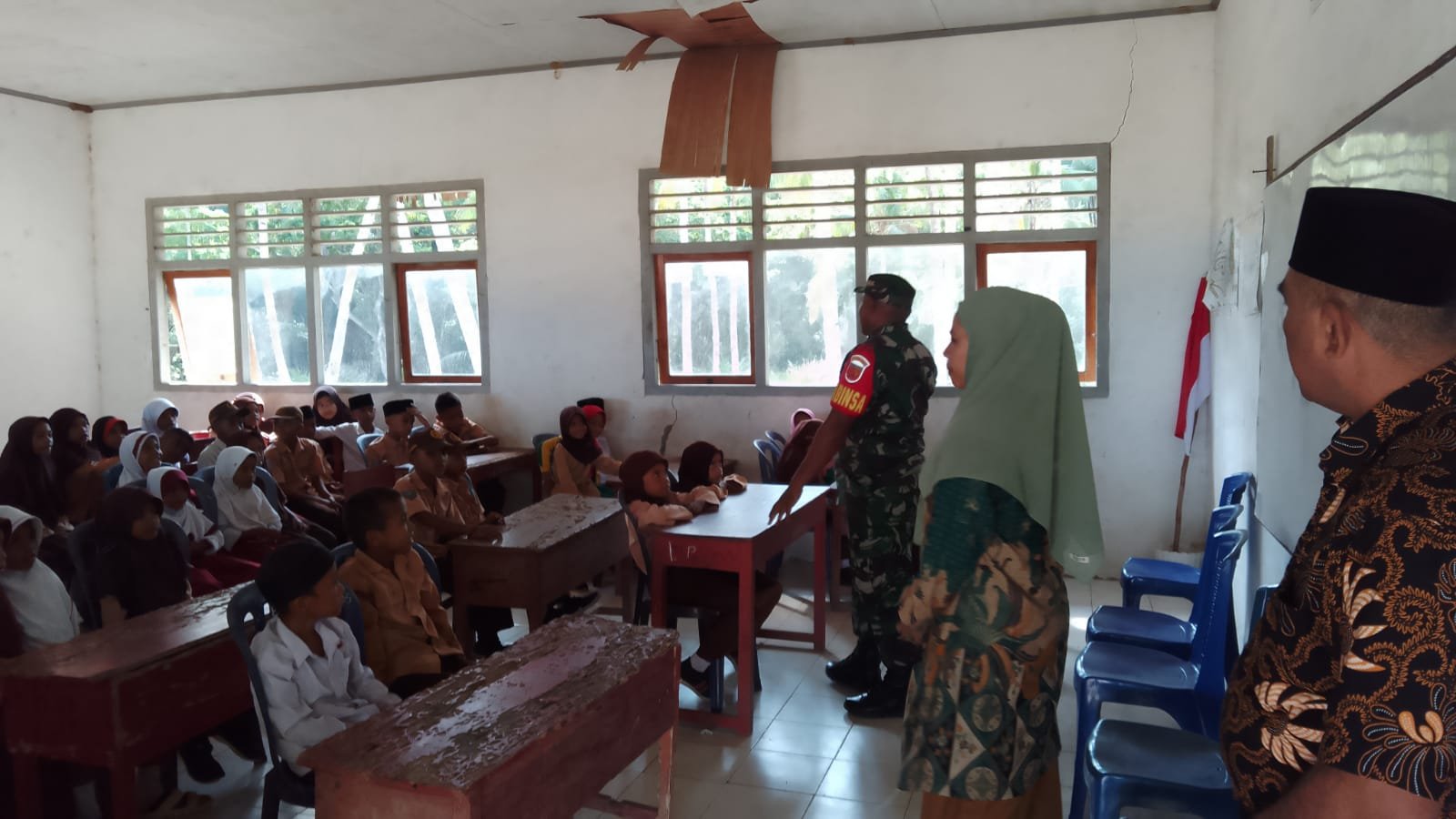 Babinsa Desa Kotunang Memberikan Sosialisasi Pencegahan Bullying di Sekolah MI. Nurussabah Kecamatan Bacan Barat