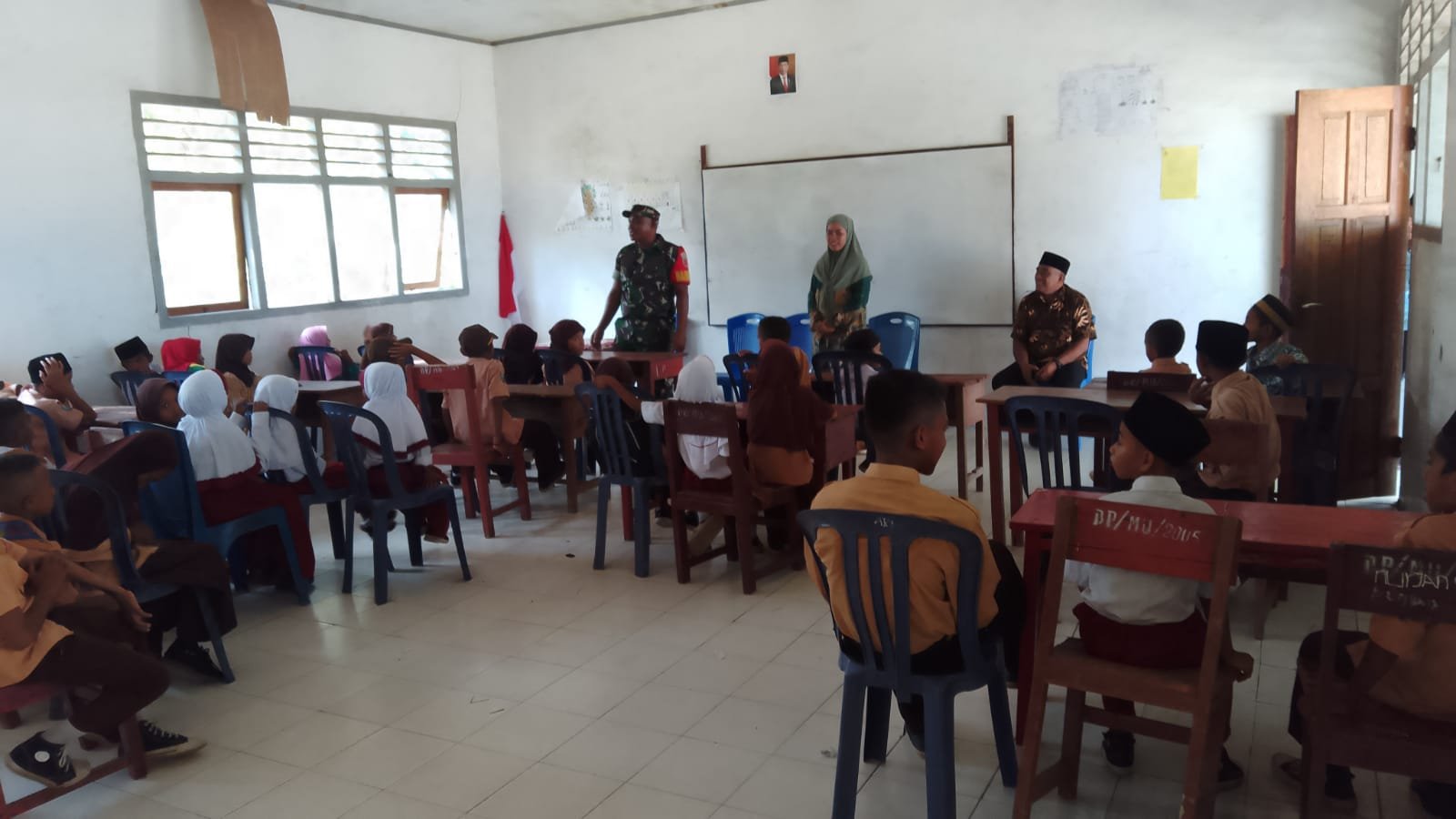 Babinsa Desa Kotunang Memberikan Sosialisasi Pencegahan Bullying di Sekolah MI. Nurussabah Kecamatan Bacan Barat