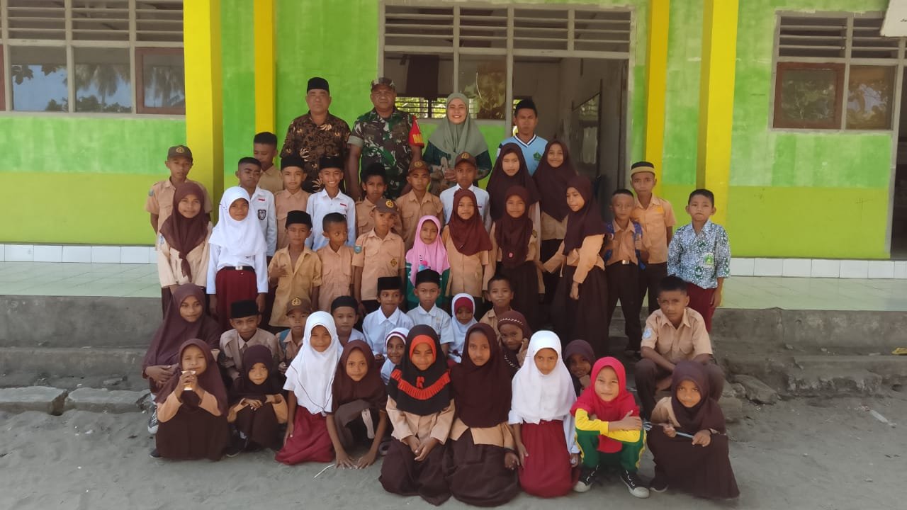 Babinsa Desa Kotunang Memberikan Sosialisasi Pencegahan Bullying di Sekolah MI. Nurussabah Kecamatan Bacan Barat